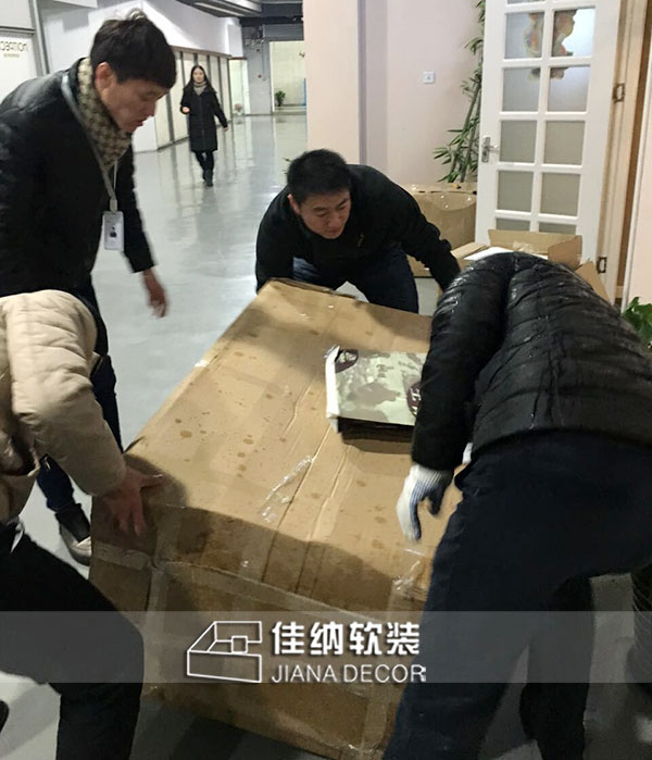 佳納正在為業(yè)主搬運家具